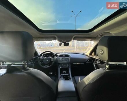 Білий Ягуар Ф-Пейс, об'ємом двигуна 2 л та пробігом 78 тис. км за 34200 $, фото 11 на Automoto.ua
