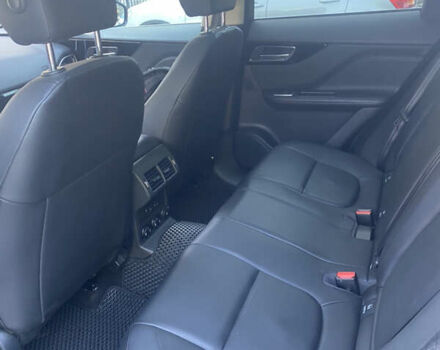 Белый Ягуар Ф-Пейс, объемом двигателя 2 л и пробегом 56 тыс. км за 30000 $, фото 9 на Automoto.ua