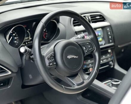 Белый Ягуар Ф-Пейс, объемом двигателя 3 л и пробегом 140 тыс. км за 21500 $, фото 26 на Automoto.ua