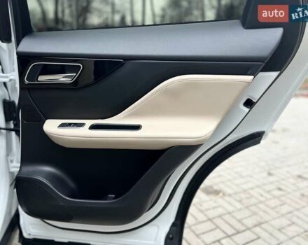 Белый Ягуар Ф-Пейс, объемом двигателя 3 л и пробегом 140 тыс. км за 21500 $, фото 39 на Automoto.ua