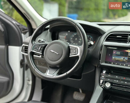 Білий Ягуар Ф-Пейс, об'ємом двигуна 2 л та пробігом 70 тис. км за 24700 $, фото 34 на Automoto.ua