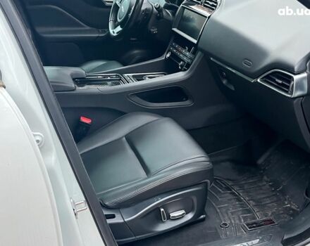 Белый Ягуар Ф-Пейс, объемом двигателя 2 л и пробегом 80 тыс. км за 25990 $, фото 16 на Automoto.ua