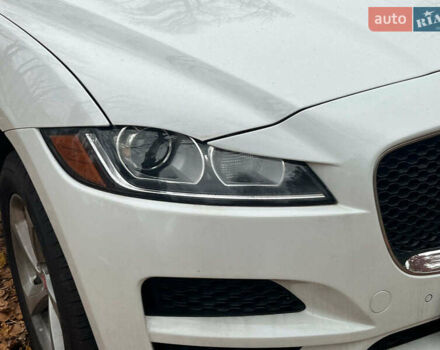 Белый Ягуар Ф-Пейс, объемом двигателя 2 л и пробегом 80 тыс. км за 25990 $, фото 4 на Automoto.ua