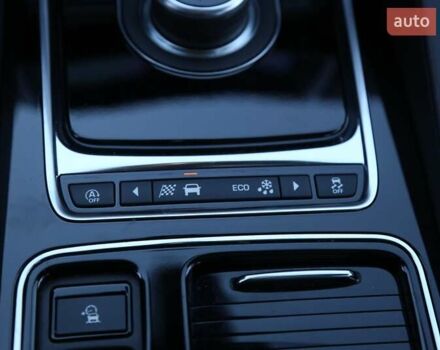 Белый Ягуар Ф-Пейс, объемом двигателя 2 л и пробегом 40 тыс. км за 29500 $, фото 22 на Automoto.ua