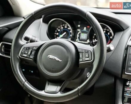 Белый Ягуар Ф-Пейс, объемом двигателя 3 л и пробегом 140 тыс. км за 21500 $, фото 42 на Automoto.ua