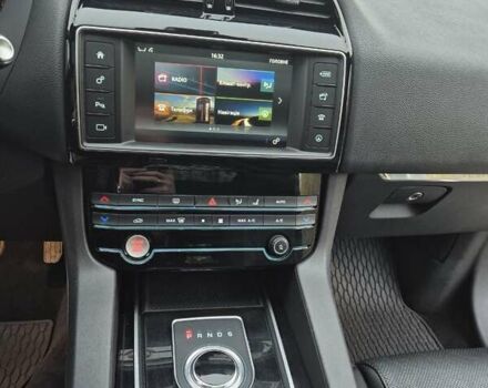 Белый Ягуар Ф-Пейс, объемом двигателя 2 л и пробегом 129 тыс. км за 25400 $, фото 15 на Automoto.ua