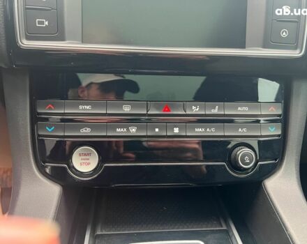 Белый Ягуар Ф-Пейс, объемом двигателя 2 л и пробегом 129 тыс. км за 25590 $, фото 29 на Automoto.ua