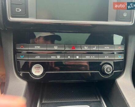 Белый Ягуар Ф-Пейс, объемом двигателя 2 л и пробегом 129 тыс. км за 25590 $, фото 29 на Automoto.ua