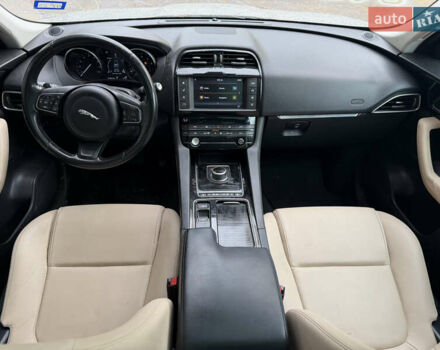 Білий Ягуар Ф-Пейс, об'ємом двигуна 2 л та пробігом 163 тис. км за 14000 $, фото 9 на Automoto.ua
