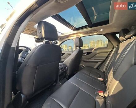 Білий Ягуар Ф-Пейс, об'ємом двигуна 2 л та пробігом 78 тис. км за 34200 $, фото 13 на Automoto.ua