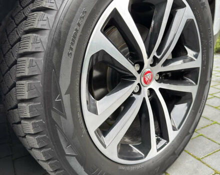 Белый Ягуар Ф-Пейс, объемом двигателя 2 л и пробегом 49 тыс. км за 24000 $, фото 8 на Automoto.ua