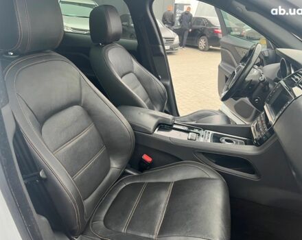 Белый Ягуар Ф-Пейс, объемом двигателя 2 л и пробегом 129 тыс. км за 25590 $, фото 39 на Automoto.ua