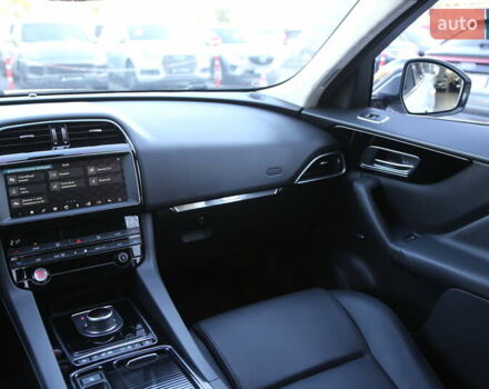 Белый Ягуар Ф-Пейс, объемом двигателя 2 л и пробегом 40 тыс. км за 29500 $, фото 15 на Automoto.ua