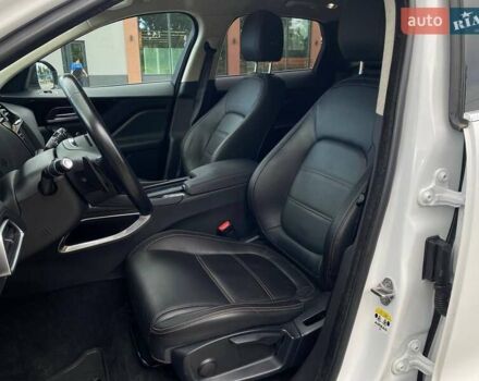 Білий Ягуар Ф-Пейс, об'ємом двигуна 2 л та пробігом 121 тис. км за 23490 $, фото 16 на Automoto.ua