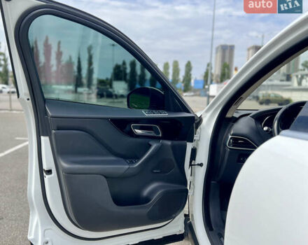 Білий Ягуар Ф-Пейс, об'ємом двигуна 2 л та пробігом 78 тис. км за 27000 $, фото 15 на Automoto.ua