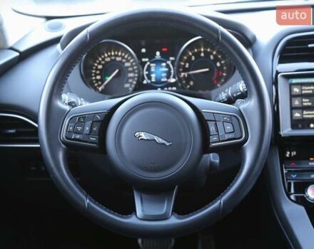 Белый Ягуар Ф-Пейс, объемом двигателя 2 л и пробегом 40 тыс. км за 29500 $, фото 16 на Automoto.ua
