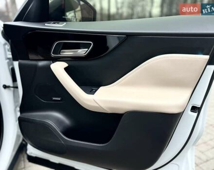 Белый Ягуар Ф-Пейс, объемом двигателя 3 л и пробегом 140 тыс. км за 21500 $, фото 36 на Automoto.ua
