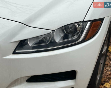 Белый Ягуар Ф-Пейс, объемом двигателя 2 л и пробегом 80 тыс. км за 25990 $, фото 5 на Automoto.ua