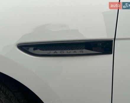 Белый Ягуар Ф-Пейс, объемом двигателя 2 л и пробегом 129 тыс. км за 25590 $, фото 5 на Automoto.ua