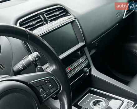 Белый Ягуар Ф-Пейс, объемом двигателя 2 л и пробегом 80 тыс. км за 25990 $, фото 37 на Automoto.ua