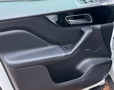 Белый Ягуар Ф-Пейс, объемом двигателя 2 л и пробегом 80 тыс. км за 25990 $, фото 30 на Automoto.ua