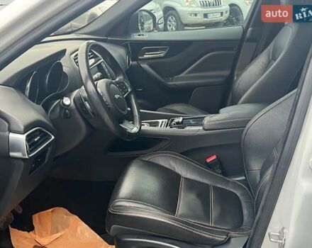 Белый Ягуар Ф-Пейс, объемом двигателя 2 л и пробегом 129 тыс. км за 25590 $, фото 20 на Automoto.ua