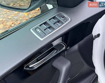 Белый Ягуар Ф-Пейс, объемом двигателя 2 л и пробегом 80 тыс. км за 25990 $, фото 32 на Automoto.ua