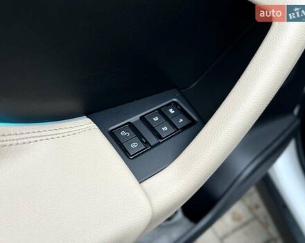Белый Ягуар Ф-Пейс, объемом двигателя 3 л и пробегом 140 тыс. км за 21500 $, фото 23 на Automoto.ua