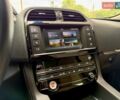 Білий Ягуар Ф-Пейс, об'ємом двигуна 2 л та пробігом 140 тис. км за 21900 $, фото 40 на Automoto.ua