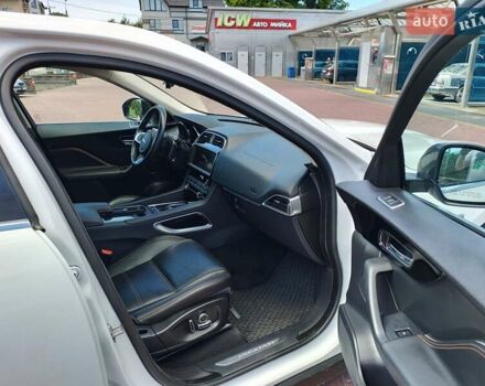 Белый Ягуар Ф-Пейс, объемом двигателя 2 л и пробегом 93 тыс. км за 19900 $, фото 17 на Automoto.ua