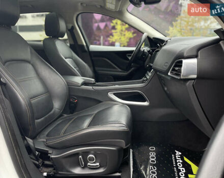 Білий Ягуар Ф-Пейс, об'ємом двигуна 2 л та пробігом 106 тис. км за 28000 $, фото 18 на Automoto.ua