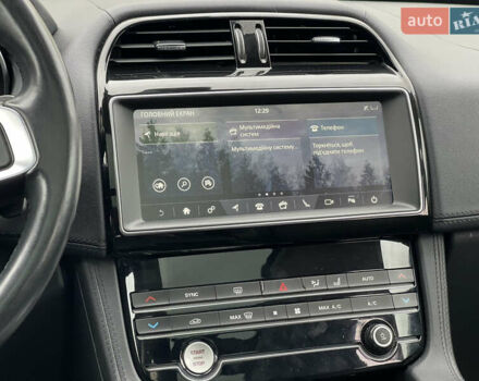 Білий Ягуар Ф-Пейс, об'ємом двигуна 2 л та пробігом 106 тис. км за 28000 $, фото 23 на Automoto.ua