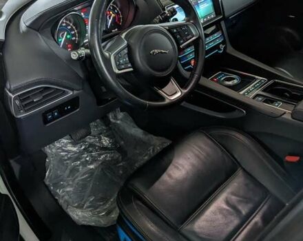 Белый Ягуар Ф-Пейс, объемом двигателя 2 л и пробегом 93 тыс. км за 19900 $, фото 6 на Automoto.ua