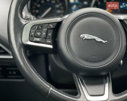 Білий Ягуар Ф-Пейс, об'ємом двигуна 2 л та пробігом 106 тис. км за 28000 $, фото 22 на Automoto.ua
