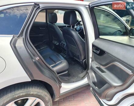 Белый Ягуар Ф-Пейс, объемом двигателя 2 л и пробегом 93 тыс. км за 19900 $, фото 13 на Automoto.ua