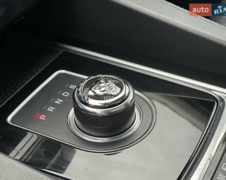 Білий Ягуар Ф-Пейс, об'ємом двигуна 2 л та пробігом 106 тис. км за 28000 $, фото 26 на Automoto.ua