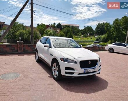 Белый Ягуар Ф-Пейс, объемом двигателя 2 л и пробегом 93 тыс. км за 19900 $, фото 5 на Automoto.ua