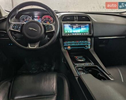 Белый Ягуар Ф-Пейс, объемом двигателя 2 л и пробегом 93 тыс. км за 19900 $, фото 4 на Automoto.ua