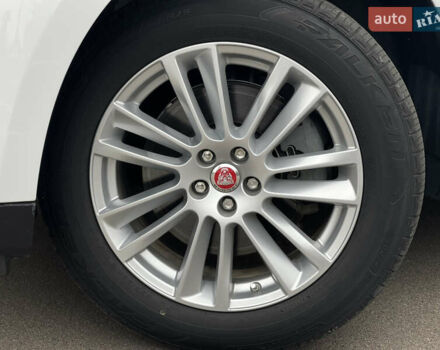 Білий Ягуар Ф-Пейс, об'ємом двигуна 2 л та пробігом 106 тис. км за 28000 $, фото 10 на Automoto.ua