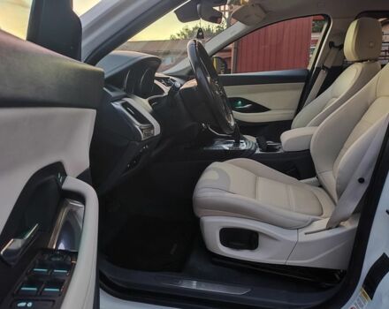 Білий Ягуар Ф-Пейс, об'ємом двигуна 2 л та пробігом 117 тис. км за 17921 $, фото 8 на Automoto.ua