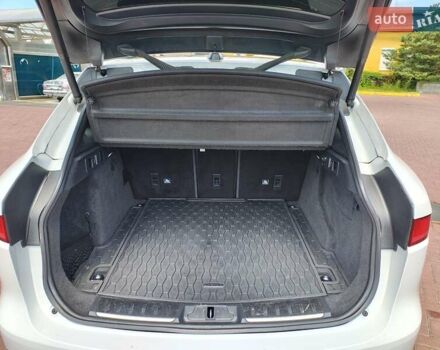 Белый Ягуар Ф-Пейс, объемом двигателя 2 л и пробегом 93 тыс. км за 19900 $, фото 14 на Automoto.ua