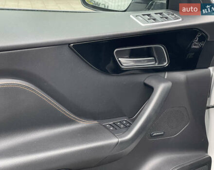 Білий Ягуар Ф-Пейс, об'ємом двигуна 2 л та пробігом 106 тис. км за 28000 $, фото 12 на Automoto.ua