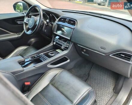 Белый Ягуар Ф-Пейс, объемом двигателя 2 л и пробегом 93 тыс. км за 19900 $, фото 16 на Automoto.ua