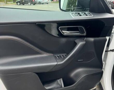 Белый Ягуар Ф-Пейс, объемом двигателя 3 л и пробегом 83 тыс. км за 27499 $, фото 6 на Automoto.ua