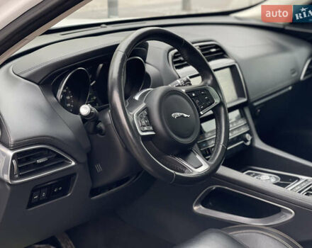 Білий Ягуар Ф-Пейс, об'ємом двигуна 2 л та пробігом 106 тис. км за 28000 $, фото 11 на Automoto.ua