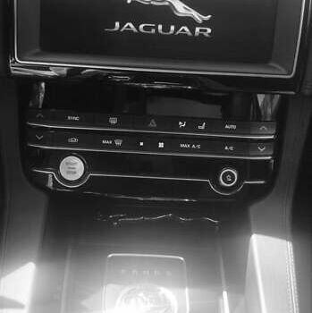 Белый Ягуар Ф-Пейс, объемом двигателя 2 л и пробегом 100 тыс. км за 29000 $, фото 41 на Automoto.ua