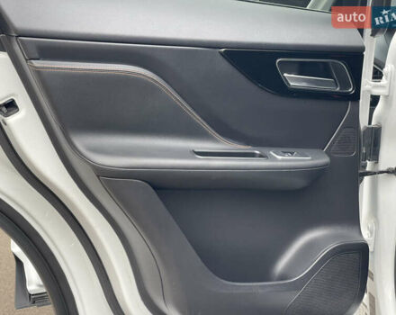 Білий Ягуар Ф-Пейс, об'ємом двигуна 2 л та пробігом 106 тис. км за 28000 $, фото 15 на Automoto.ua