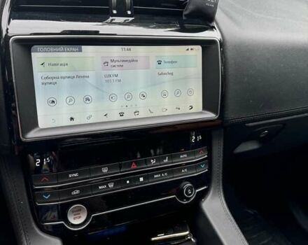 Белый Ягуар Ф-Пейс, объемом двигателя 3 л и пробегом 83 тыс. км за 27499 $, фото 4 на Automoto.ua