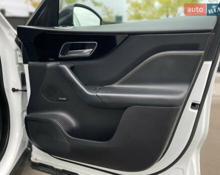 Білий Ягуар Ф-Пейс, об'ємом двигуна 2 л та пробігом 106 тис. км за 28000 $, фото 17 на Automoto.ua