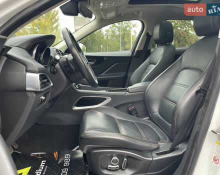 Білий Ягуар Ф-Пейс, об'ємом двигуна 2 л та пробігом 106 тис. км за 28000 $, фото 13 на Automoto.ua